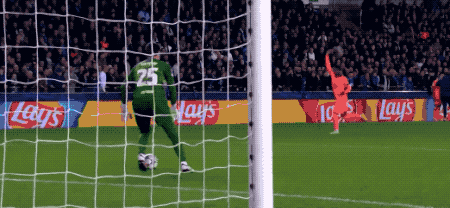 欧冠冷门神剧本：三中门框11.1亿豪门三度落后3-3对手绝杀被吹